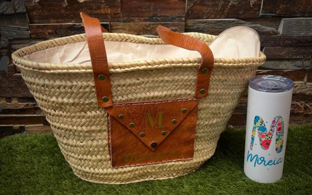 Bolso capazo de palma grabado con iniciales – Detalle personalizado para regalo de cumpleaños – Cositas and Party